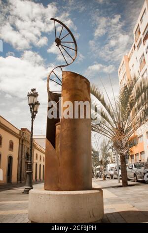 Santa Cruz de Tenerife, Teneriffa / Spanien - circa Juli 2020: Bronzestatue im Stadtzentrum Stockfoto