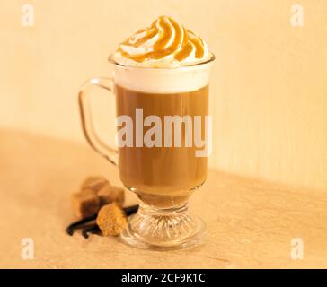 Caramel Macchiato Kaffee mit Schlagsahne gekrönt Stockfoto