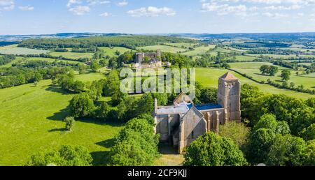 Frankreich, Cote d'Or, regionaler Naturpark von Morvan, Butte de Thil, Vic sous Thil, Stiftskirche Sainte-Trinité de Thil (Luftaufnahme) // Frankreich, Cô Stockfoto