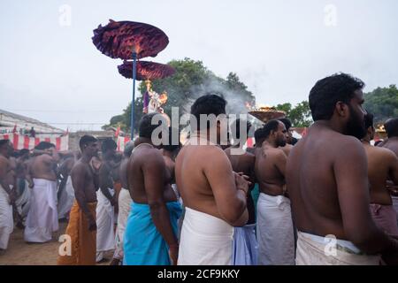 Jaffna, Sri Lanka - 7. August 2019: Viele tamilische Menschen tragen Räucherungen und Murugan gott in der Nähe ornamentalen Tempeleingang während Nallur Kandaswamy Kovil Festival Stockfoto