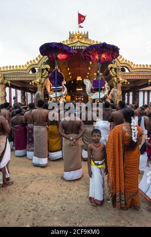 Jaffna, Sri Lanka - 7. August 2019: Viele tamilische Menschen tragen Räucherungen und Murugan gott in der Nähe ornamentalen Tempeleingang während Nallur Kandaswamy Kovil Festival Stockfoto