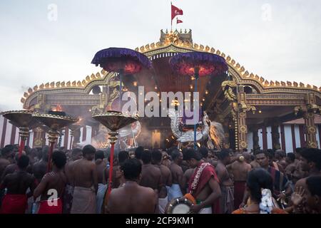 Jaffna, Sri Lanka - 7. August 2019: Viele tamilische Menschen tragen Räucherungen und Murugan gott in der Nähe ornamentalen Tempeleingang während Nallur Kandaswamy Kovil Festival Stockfoto