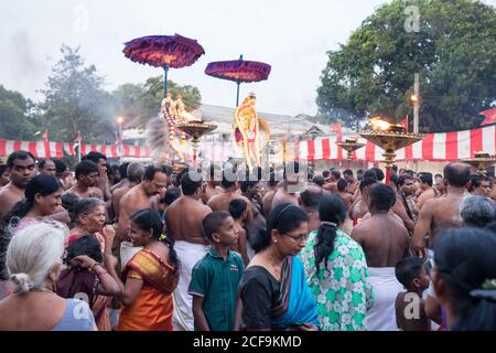 Jaffna, Sri Lanka - 7. August 2019: Viele tamilische Menschen tragen Räucherungen und Murugan gott in der Nähe ornamentalen Tempeleingang während Nallur Kandaswamy Kovil Festival Stockfoto