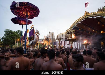 Jaffna, Sri Lanka - 7. August 2019: Viele tamilische Menschen tragen Räucherungen und Murugan gott in der Nähe ornamentalen Tempeleingang während Nallur Kandaswamy Kovil Festival Stockfoto