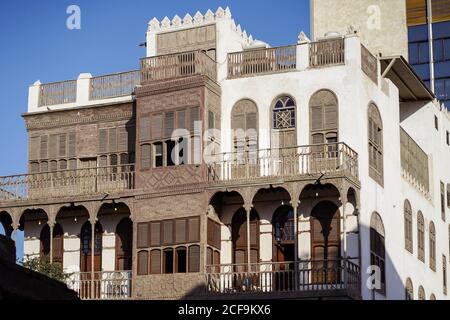 Niedrige Winkel von alten Steingebäuden mit schäbigen Wänden und Balkone auf der Straße von Jeddah Stadt in Saudi-Arabien Stockfoto