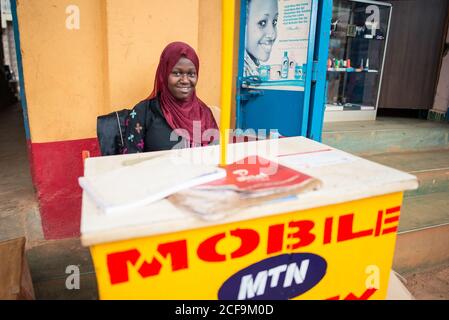 Jinja, Uganda - September.30:charmante afroamerikanische Frau mit Schal bedeckt Stockfoto