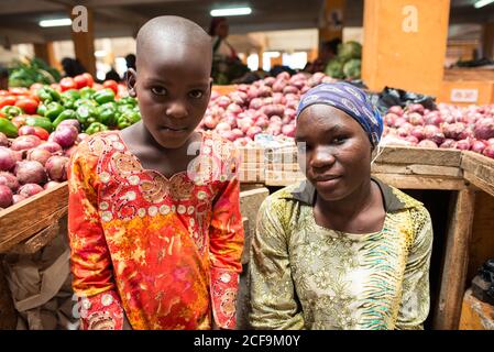 Jinja, Uganda - September,30:Verkäufer verkaufen Kartoffeln in Säcken Zwiebeln Gemüse Wassermelonen Früchte Stockfoto