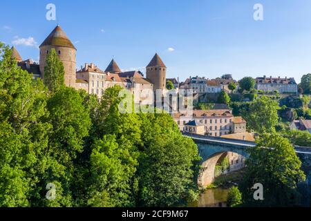 Frankreich, Cote d'Or, Semur en Auxois, mittelalterliche Stadt mit der befestigten Burg und der Pont Joly (Luftaufnahme) // Frankreich, Côte-d'Or (21), Semur-en-Auxois Stockfoto