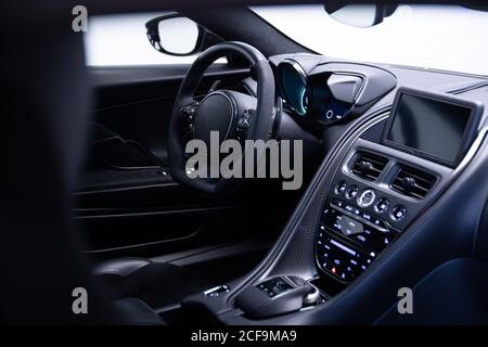 Super Sportwagen Innenraum mit Leder schwarzen Sitzen Stockfoto