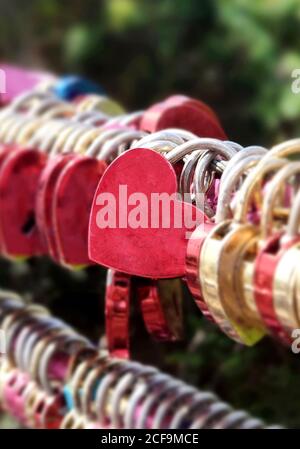 Vorhängeschlösser in Herzform auf einer Seilbrücke Stockfoto