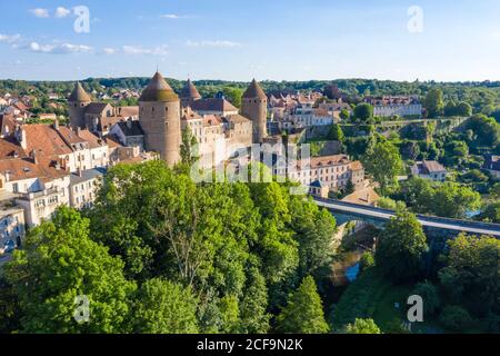 Frankreich, Cote d'Or, Semur en Auxois, mittelalterliche Stadt mit der befestigten Burg und der Pont Joly (Luftaufnahme) // Frankreich, Côte-d'Or (21), Semur-en-Auxois Stockfoto