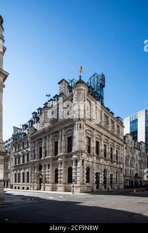 Blick auf die Nordostecke von der Straße, die das Collcutt Gebäude im Vordergrund zeigt, mit neuen verglasten Türmen dahinter. Lloyd's Register of Shipping, London, UN Stockfoto