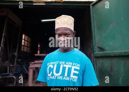 Portrait von zufriedenen afroamerikanischen Arbeiter im Blaumann in der  gläsernen Werkstatt Stockfotografie - Alamy