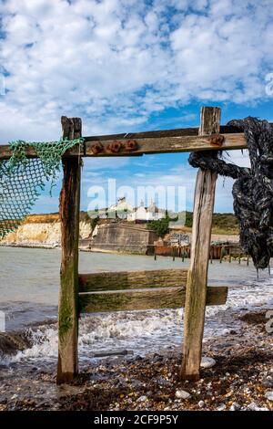 Seaford UK 04 September 2020 - EIN warmer sonniger Tag mit einer Mischung aus Wolken in Cuckmere Haven in der Nähe von Seaford an der Sussex Küste heute mit den berühmten Küstenwache Hütten auf den Klippen, die allmählich erodieren entfernt thront . : Credit Simon Dack / Alamy Live News Stockfoto