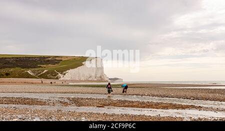 Seaford UK 04 September 2020 - Wanderer genießen heute warmes, sonniges Wetter mit einer Mischung aus Wolken in Cuckmere Haven bei Seaford an der Sussex-Küste. : Credit Simon Dack / Alamy Live News Stockfoto