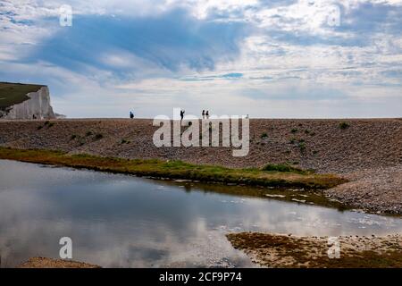 Seaford UK 04 September 2020 - Wanderer genießen heute warmes, sonniges Wetter mit einer Mischung aus Wolken in Cuckmere Haven bei Seaford an der Sussex-Küste. : Credit Simon Dack / Alamy Live News Stockfoto