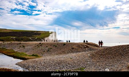 Seaford East Sussex UK 04 September 2020 - Wanderer genießen heute warmes, sonniges Wetter mit einer Mischung aus Wolken in Cuckmere Haven bei Seaford an der Sussex-Küste. : Credit Simon Dack / Alamy Live News Stockfoto