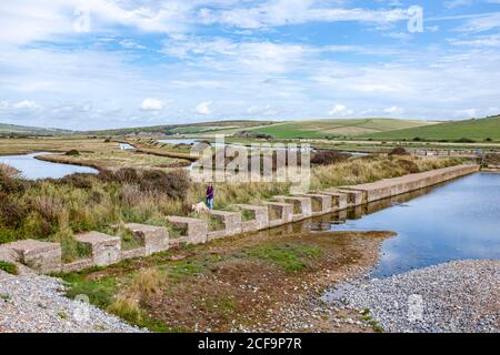 Seaford UK 04 September 2020 - Wanderer genießen heute warmes, sonniges Wetter mit einer Mischung aus Wolken in Cuckmere Haven bei Seaford an der Sussex-Küste. : Credit Simon Dack / Alamy Live News Stockfoto