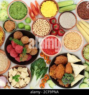 Vegane Superfood-Diät für ethisches Essen mit Lebensmitteln, die reich an Antioxidantien, Protein, Omega-3, Ballaststoffe, Anthocyane, intelligente Kohlenhydrate & Vitamine. Stockfoto