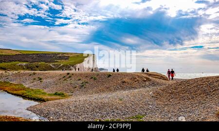 Seaford East Sussex UK 04 September 2020 - Wanderer genießen heute warmes, sonniges Wetter mit einer Mischung aus Wolken in Cuckmere Haven bei Seaford an der Sussex-Küste. : Credit Simon Dack / Alamy Live News Stockfoto