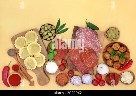 Clean Eating Italienische gesunde Ernährung Ernährung mit Fleisch, Milch, Pasta, Gemüse Saucen & Kräuter. Hoch in Antioxidantien, Anthocayanine, Ballaststoffe, Omega Stockfoto