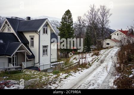 Erstaunliche winterliche Aussicht auf die Landschaft mit bunten Hütten gegen verschneite Hügel Stockfoto