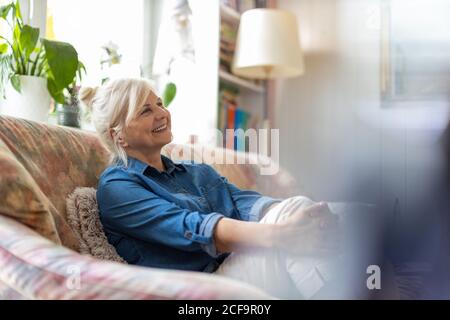 Schöne ältere Frau zu Hause Stockfoto