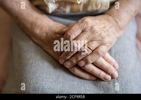 Zerknitterte Hände einer älteren Frau Stockfoto