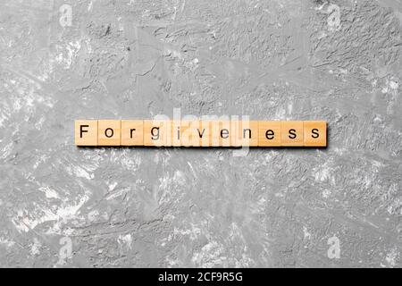 Vergebung Wort auf Holz Block geschrieben. Vergebung text auf Tisch, Konzept. Stockfoto