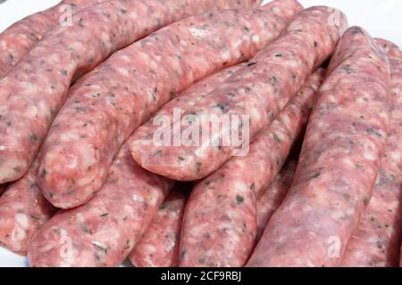 Mehrere Chipolatas Würstchen auf einem Teller Stockfoto