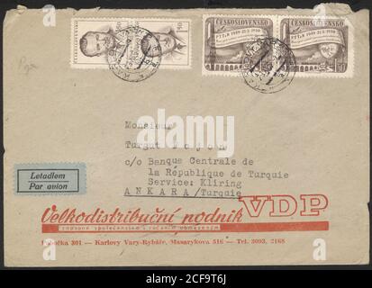 Briefumschlag, Briefmarken und Stempel eines Briefes aus der Tschechoslowakei. Ein alter Briefumschlag und Briefmarken. Ein abgenutzter Briefumschlag, Stempel und Stempel. Stockfoto