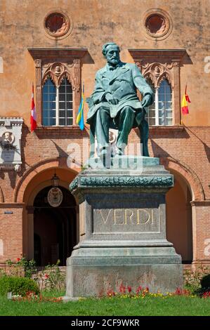 Italien, Lombardei, Busseto, Giuseppe Verdi Denkmal von Luigi Secchi Datum 1913 Hintergrund Rocca Pallavicino Stockfoto