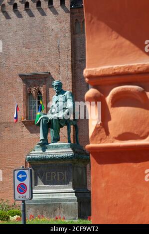 Italien, Lombardei, Busseto, Giuseppe Verdi Denkmal von Luigi Secchi Datum 1913 Hintergrund Rocca Pallavicino Stockfoto