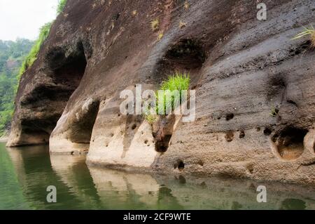 Ungewöhnliche Felsformationen am neun-Biegefluss in wuyishan an einem bewölkten Tag in der Provinz fujian china. Stockfoto