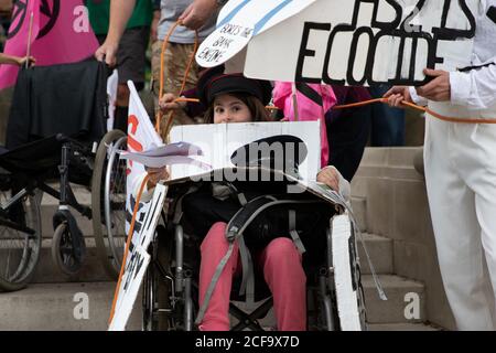 London, Großbritannien. September 2020. Ein Mädchen im Rollstuhl führt die Anti-hs2-Züge am fünften Tag des 10-tägigen Protestes des Extinction Rebellion. Proteste finden international statt. Die Proteste in England konzentrieren sich darauf, die Abgeordneten dazu zu bringen, das Gesetz für Klima- und ökologische Notfälle und gegen HS2 zu sichern. Kredit: Liam Asman/Alamy Live Nachrichten Stockfoto