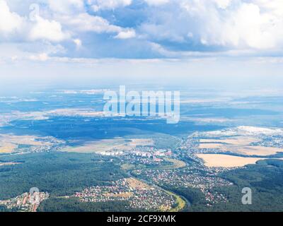 Luftaufnahme von Land mit Dörfern und Feldern während des Fluges Am Sommertag Stockfoto
