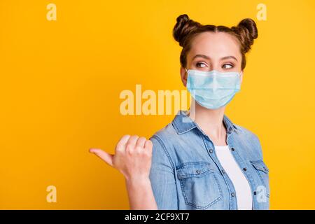 Nahaufnahme Porträt von ihr sie attraktiv ziemlich gesund braunhaarige Mädchen Tragen Sicherheitsmaske zeigt Kopie Raum Influenza Therapie Beratung Krankheit Stockfoto