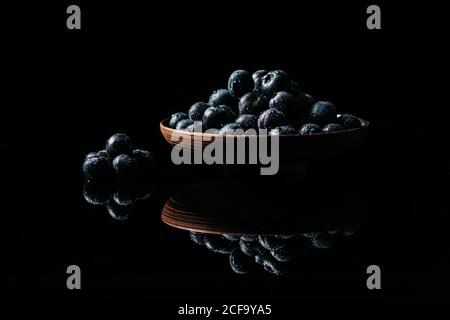 Frische Heidelbeeren auf Holzschüssel auf dem Tisch Stockfoto