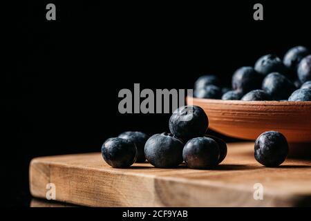 Frische Heidelbeeren auf Holztisch Stockfoto