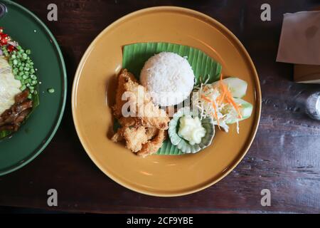 Gebratener Fisch und Reis, gebratener Tilapia-Fisch Stockfoto