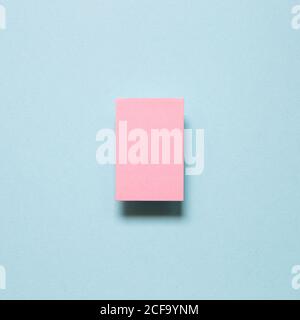Rosa Notizpapier, Haftnotizen auf blauem Hintergrund. Draufsicht, Kopierraum Stockfoto