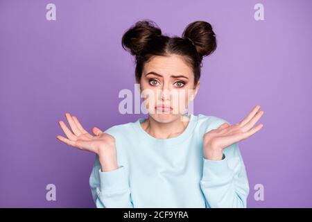 Portrait von unbewusst enttäuscht Mädchen Teenager haben keine Antwort schwer Wahl Entscheidung Lösung Schulterzucken Schulter tragen guten Look Outfit isoliert Vorbei Stockfoto