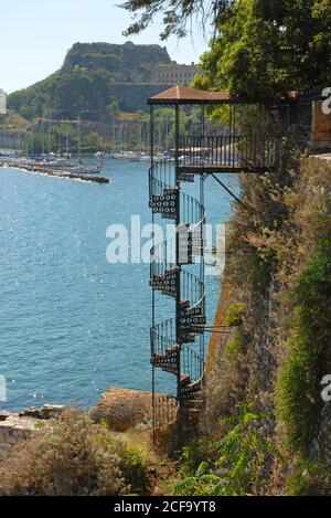 Faszinierende äußere Wendeltreppe an der Küste, Korfu-Stadt, Korfu, Griechenland Stockfoto