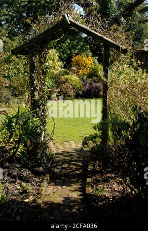 Attraktiver privater Vorstadtgarten durch Torbogen, Kent, England Stockfoto