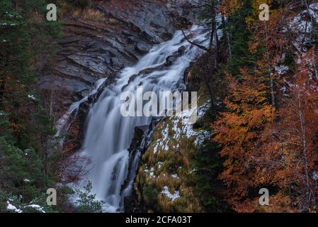Malerische Landschaft von Wasserfall fließt in bergigen Gelände mit bunten Wald im Herbst Tag Stockfoto