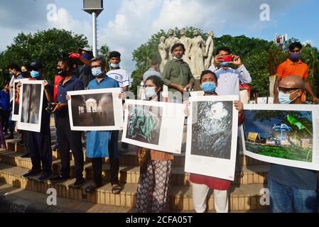 Activist hält Fotografien während der Ausstellung und Performing Art Performance Auf der Straße gegen Kreuzfeuer zu protestieren, wie sie Mark 31 Gründung EINER Stockfoto