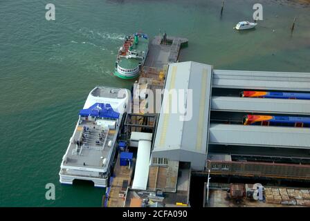 Die Gosport Ferry und die Wightlink Ferry am Hafen von Portsmouth Harbour, Hampshire, England, vom Spinnaker Tower aus gesehen Stockfoto