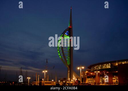 Der Spinnaker Tower, Gunwharf Quays, Portsmouth, Hampshire, England, beleuchtet bei Nacht mit grünem Licht Stockfoto