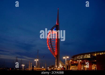 Der Spinnaker Tower, Gunwharf Quays, Portsmouth, Hampshire, England, beleuchtet bei Nacht mit rotem Licht Stockfoto