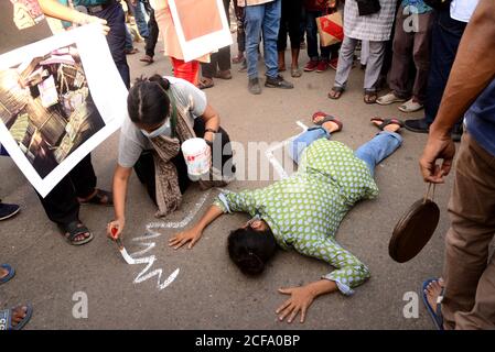 AktivistInnen treten während der Ausstellung auf und performing Art Performance on Die Straße, um gegen Kreuzfeuer zu protestieren, wie sie markieren 31 Gründungsjubiläum Stockfoto